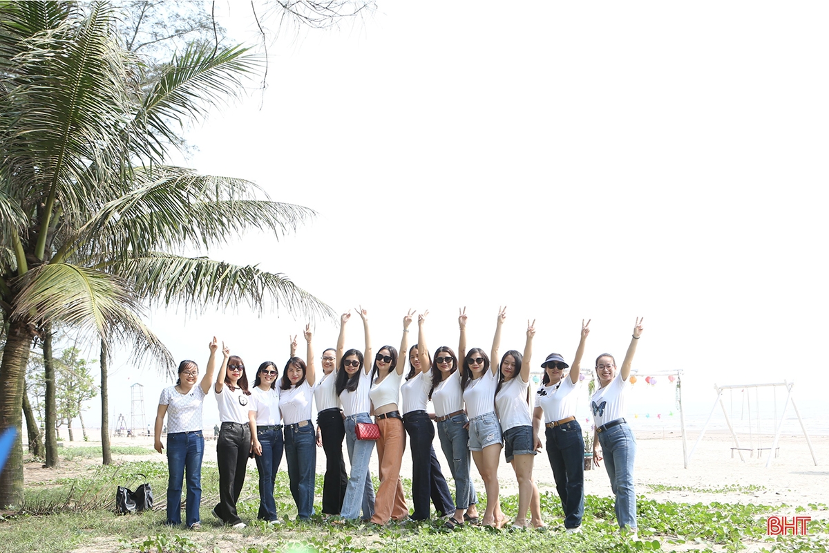 Tourists eagerly await the opening ceremony of Ha Tinh sea tourism