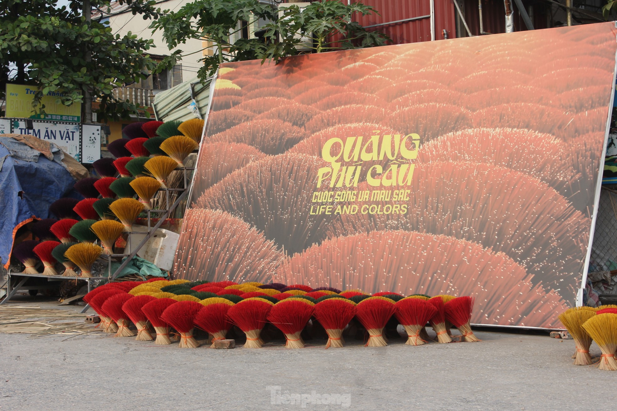 Los visitantes internacionales disfrutan del check-in en el famoso pueblo del incienso en Hanoi foto 19