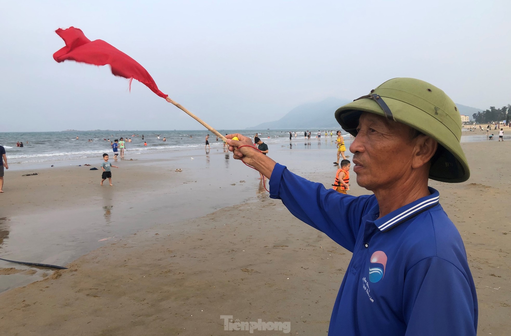 Les touristes viennent à la plage de Thien Cam pour se « rafraîchir » photo 12