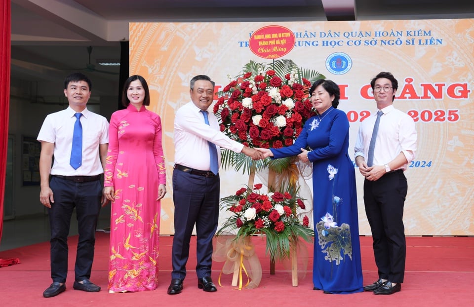 Chairman of Hanoi People's Committee Tran Sy Thanh presented flowers to congratulate teachers and students of Ngo Si Lien Secondary School on the new school year. Photo: Hong Thai