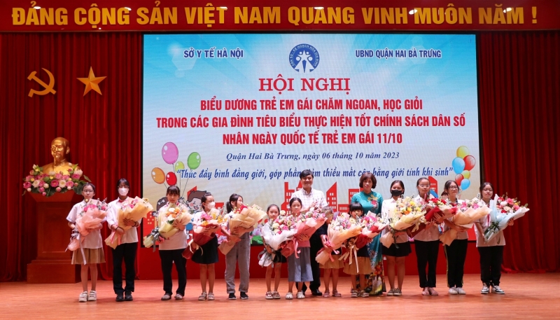 Phung Thi Ha Vi (far right) and other girls were honored at the Conference to honor good and studious girls in exemplary families that have well implemented population policies.