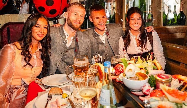 Bayern Munich vững ngôi đầu Bundesliga, các sao thoải mái ăn mừng Oktoberfest - Ảnh 3.