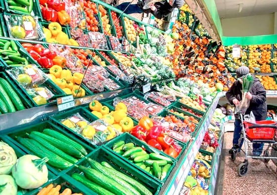 Người tiêu dùng chọn mua thực phẩm tại một siêu thị ở Đức ảnh 1
