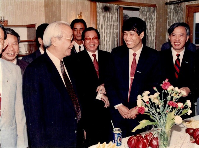 Permanent Deputy Minister of Foreign Affairs Vu Khoan (far right) and Prime Minister Vo Van Kiet (left) during a visit to Australia in May 1993. Photo courtesy