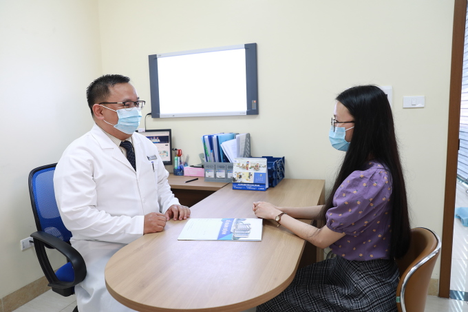 El doctor Tan Thong examina a un paciente. Foto: Proporcionada por el hospital.