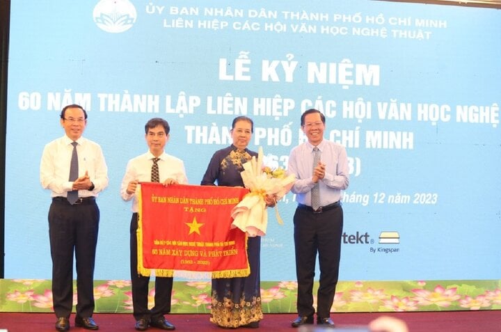 El secretario del Comité del Partido de Ciudad Ho Chi Minh, Nguyen Van Nen, y el presidente del Comité Popular de Ciudad Ho Chi Minh, Phan Van Mai, entregaron la bandera de emulación a la Unión de Asociaciones de Literatura y Artes de Ciudad Ho Chi Minh.