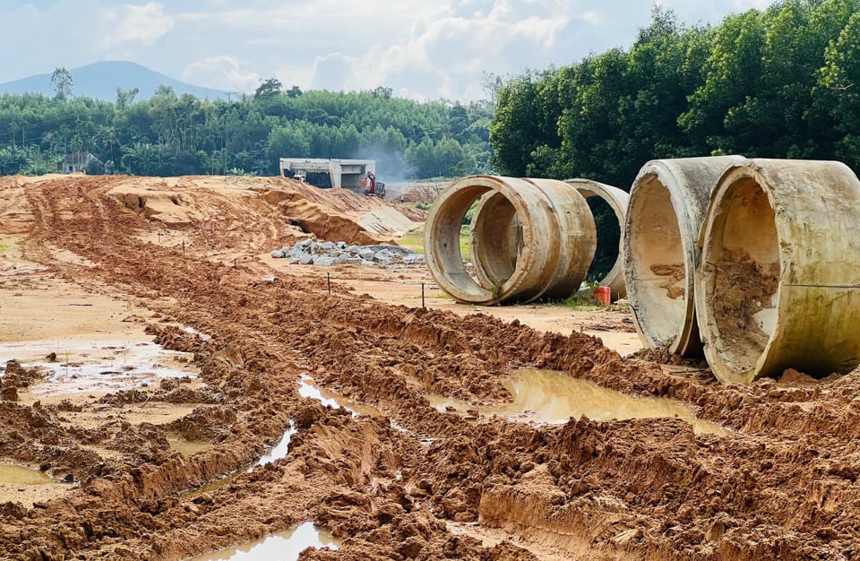 Muchos proyectos de tráfico clave en la provincia de Quang Nam enfrentan muchas dificultades. 