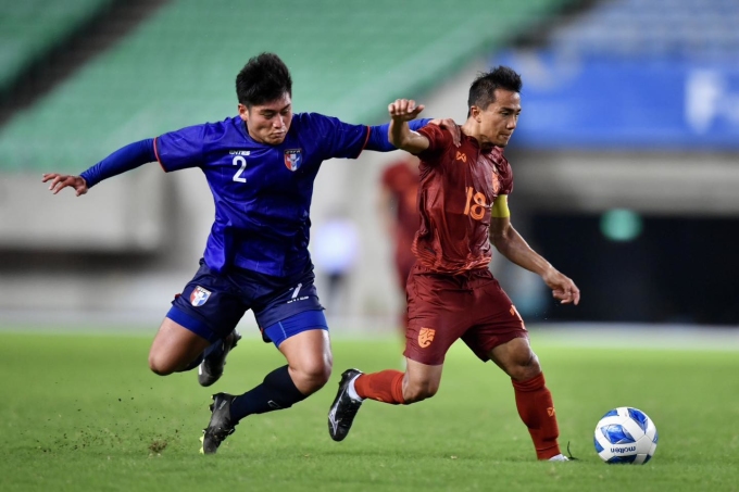 Chanathip Songkrasin (right) and his teammates failed to beat Taiwan (left) for the second consecutive match. Photo: FAT