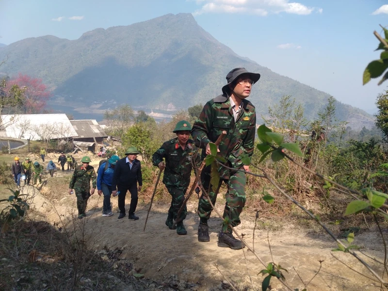 Der Vorsitzende des Volkskomitees der Provinz, Trinh Xuan Truong, und die Arbeitsdelegation trafen vor Ort ein, um die Brandbekämpfung zu leiten.