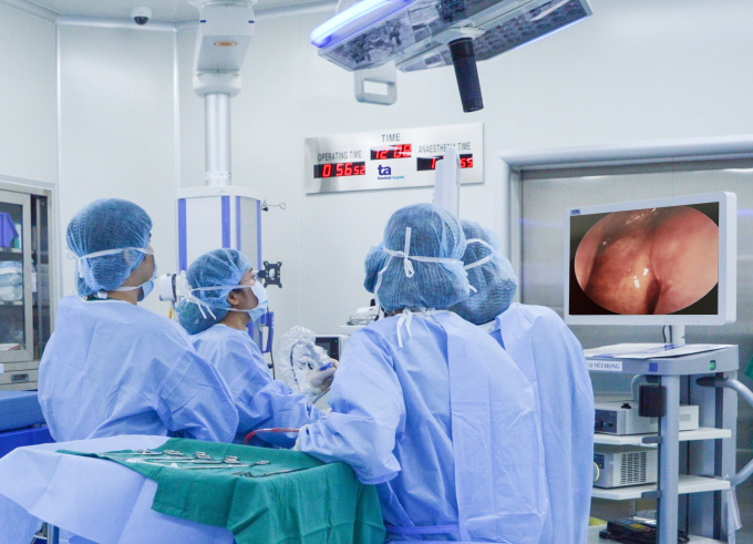Doctor Thuy Hang (second from left) and the surgical team removed the myxoma and restored the patient's optic nerve. Photo: Tam Anh General Hospital