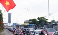 People return to Ho Chi Minh City after Tet holiday, Cat Lai ferry congested for 2 km