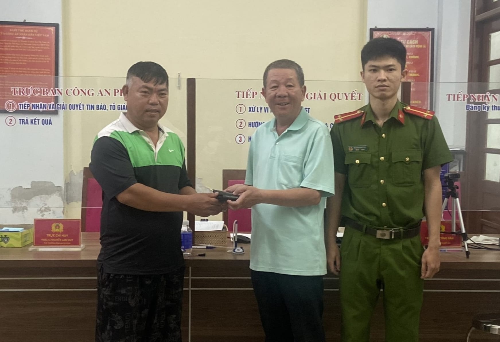 Chở du khách Nhật Bản đến tận nhà người bán bánh phở để tìm lại tài sản - Ảnh 3.