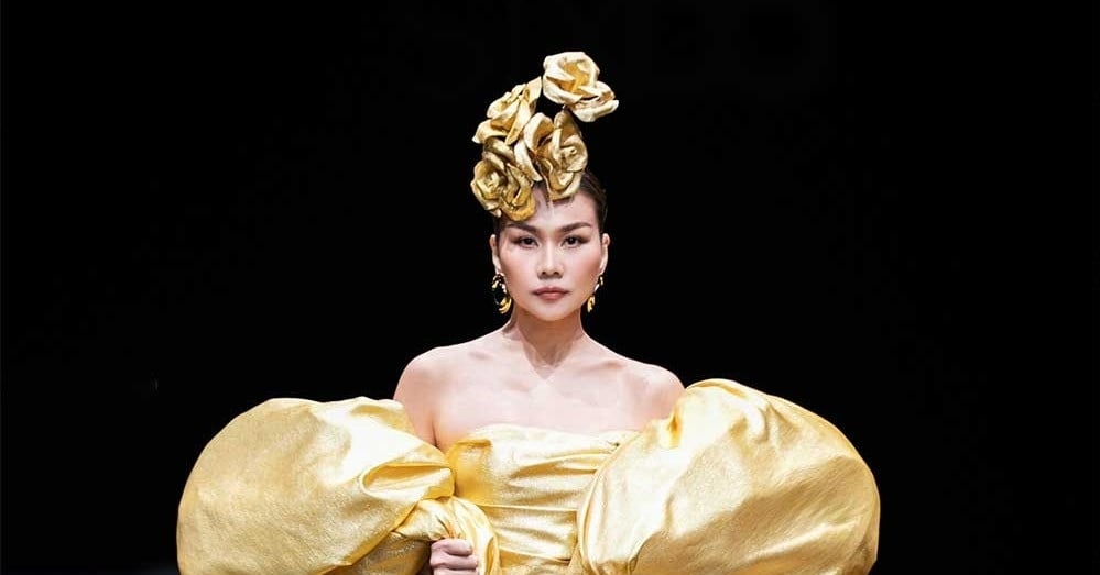 Thanh Hang wears 15kg dress to perform confidently in China