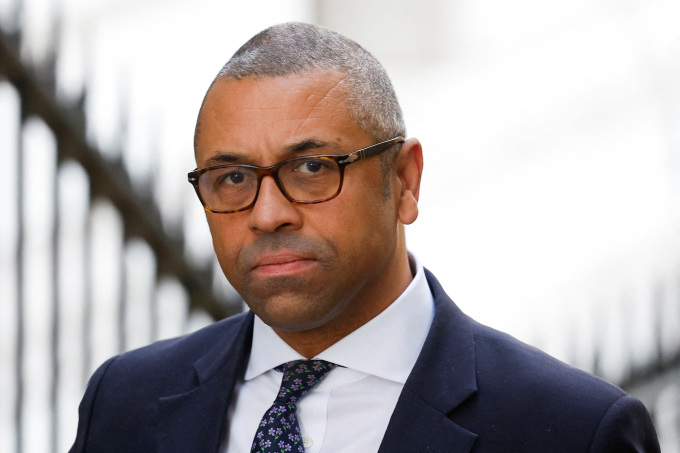 Ngoại trưởng Anh James Cleverly trên Phố Downing, London, hồi tháng 10/2022. Ảnh: Reuters