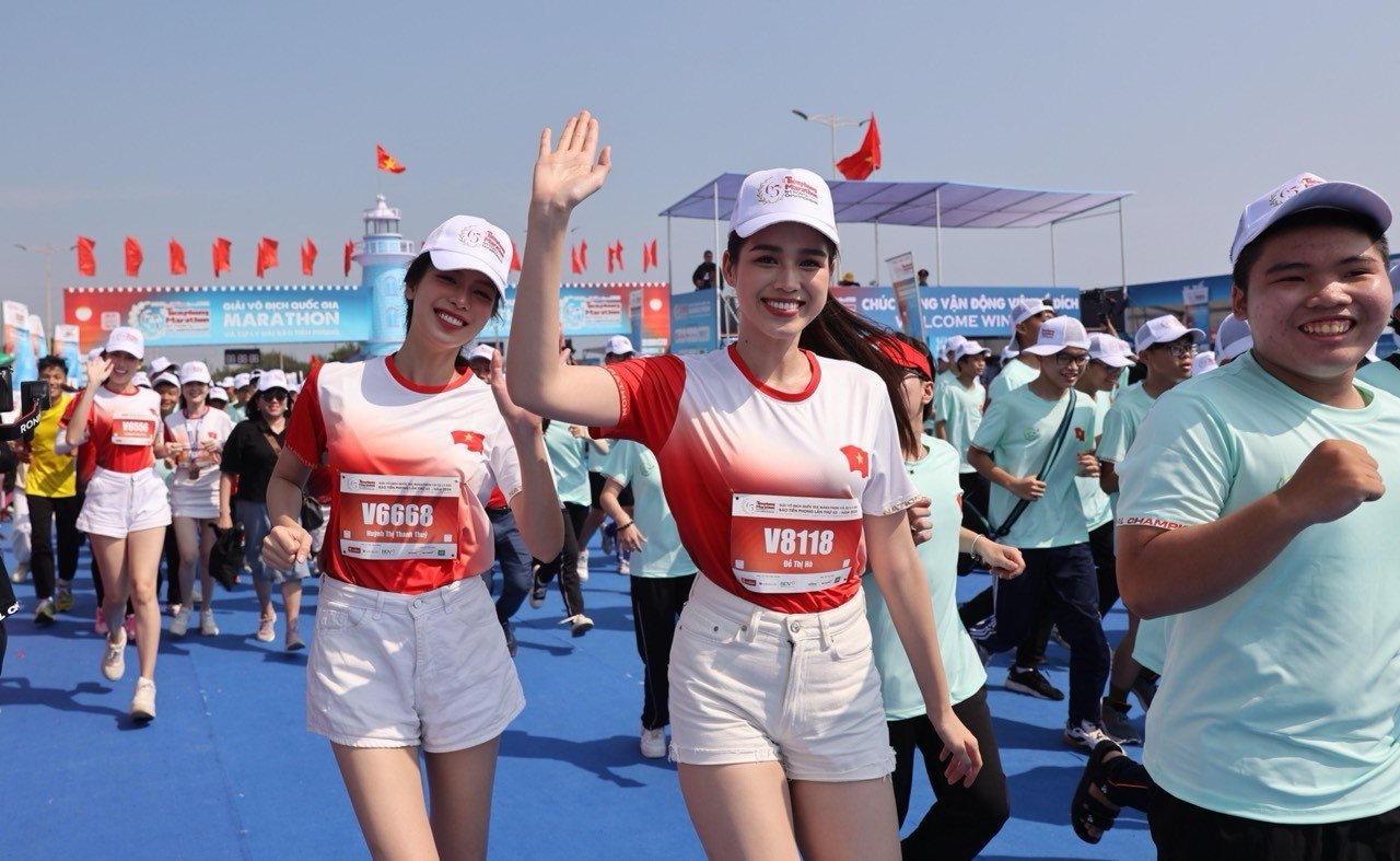 준우승자 Phuong Anh과 그녀의 남편은 10km를 달렸고, Thuy Vi 씨는 Tien Phong Marathon 2024에서 쉽게 완주했습니다. 사진 8