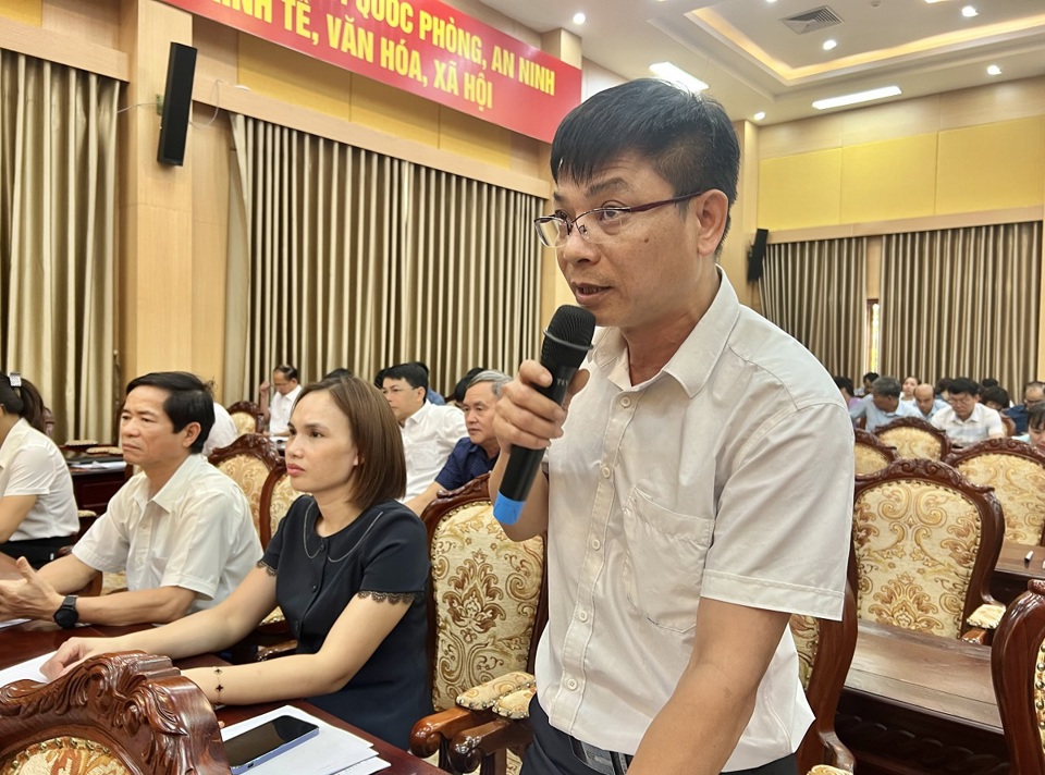 Voters of Hoai Duc district made recommendations to the City People's Council delegates at the meeting on the afternoon of June 12.