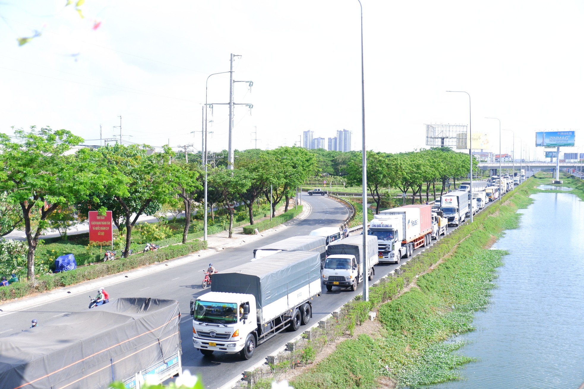 Am ersten Tag des Feiertags am 30. April trotzen die Menschen der Sonne und die Autos reihen sich am Tor zu Ho-Chi-Minh-Stadt auf, Foto 2