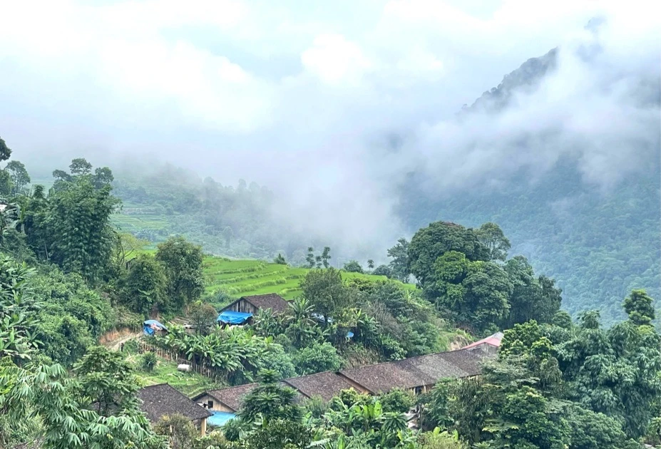 Die Architektur des Stampflehmhauses mit Yin-Yang-Dach des Dao Tien-Volkes in Cao Bang