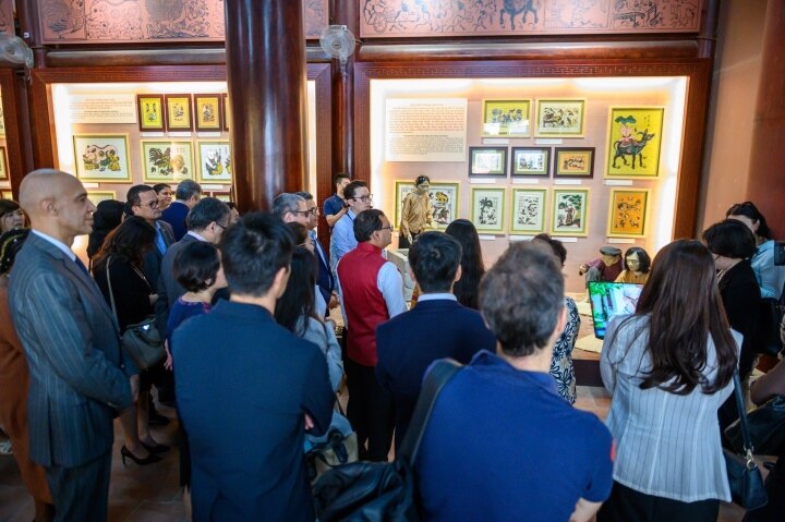 Foreign ambassadors experience making Dong Ho paintings, wearing Quan Ho costumes - 1