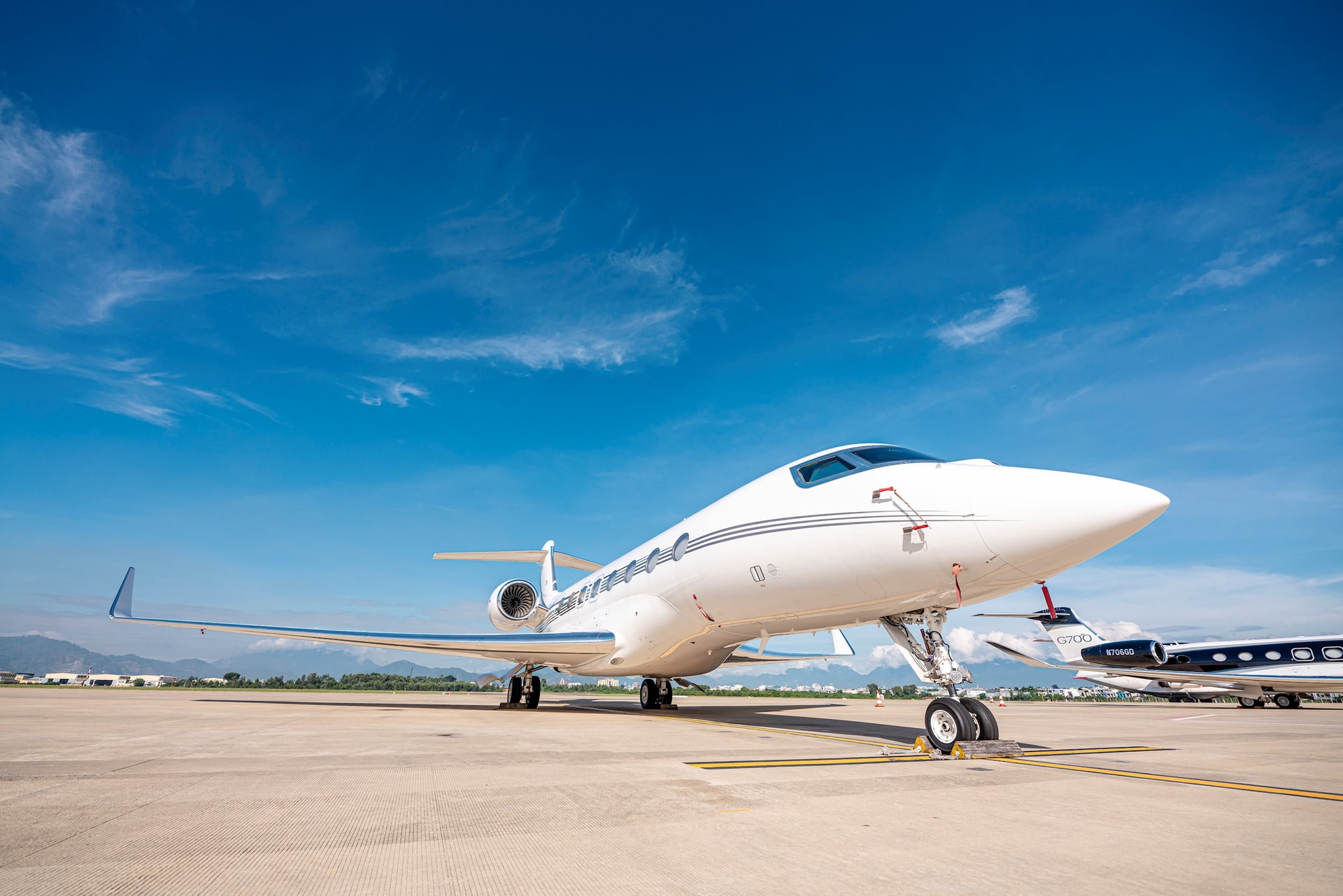 ภาพ (3) เครื่องบิน Gulfstream G650 ER จอดที่สนามบินดานังในช่วงเช้าวันที่ 17 - 4 ตุลาคม