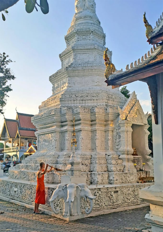 Young monks cleaning at Wat Pan Whaen temple. Photo: SCMP