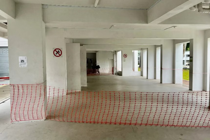 Un espace communautaire au rez-de-chaussée d'un immeuble HDB est temporairement fermé. Photo : ST
