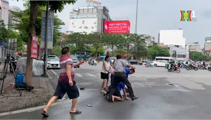 Zwei Verdächtige wurden wegen des Angriffs auf einen Reporter des Radio- und Fernsehsenders Hanoi festgenommen.