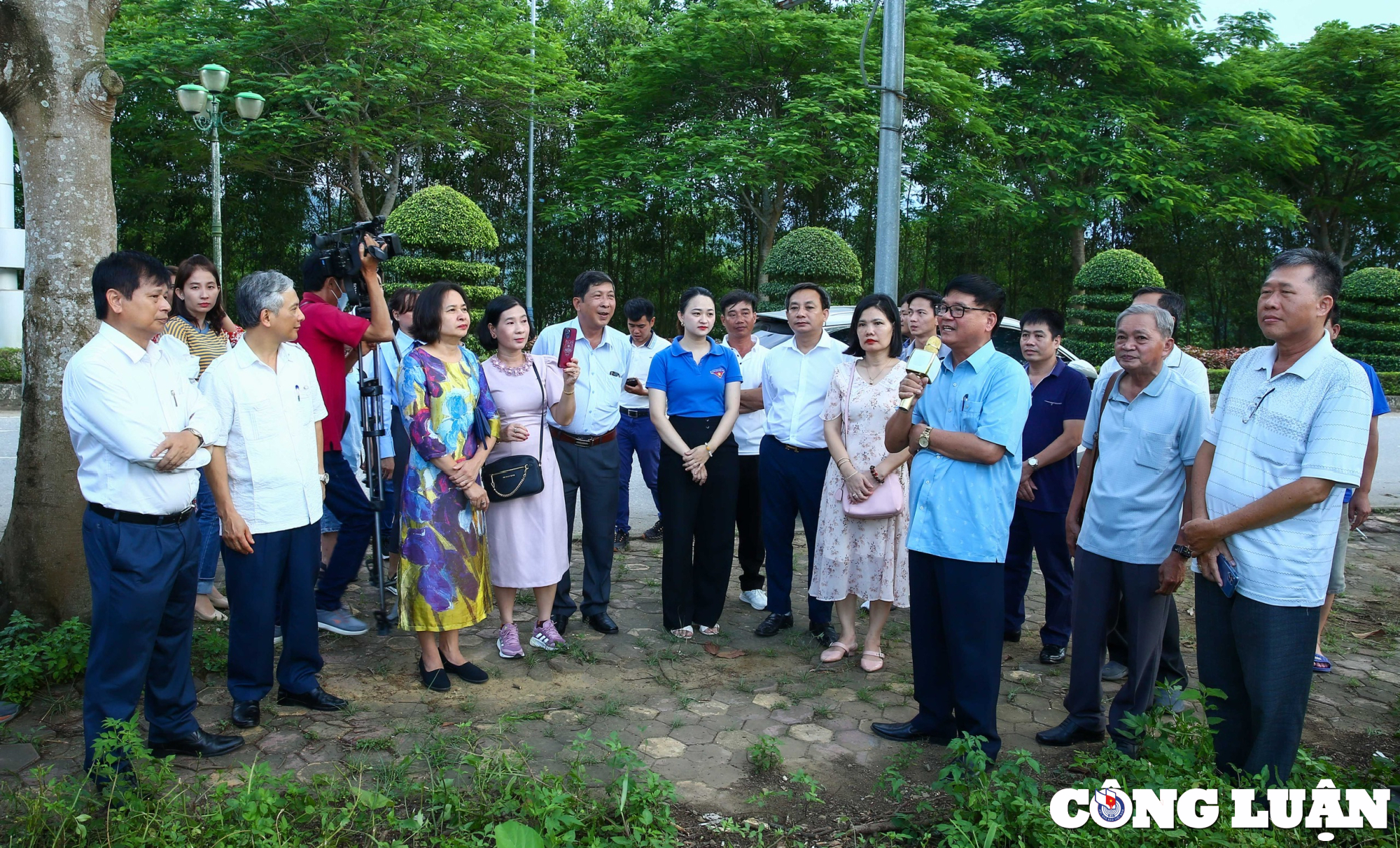 남부 지방의 기자들을 초대하여 Huynh Thuc Khang Hinh 1 학교의 국가 역사 유적지를 방문하세요.