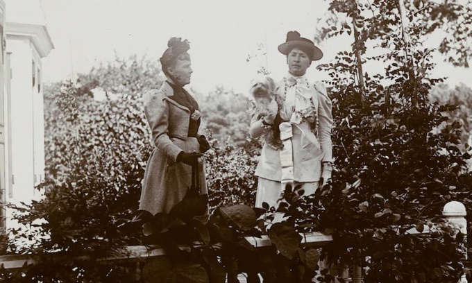 La seule photographie connue montre Rose Cleveland (à gauche) et Evangeline Simpson Whipple dans le jardin de la maison d'Evangeline à Wayland, dans le Massachusetts. Photo : Massachusetts Historical Society