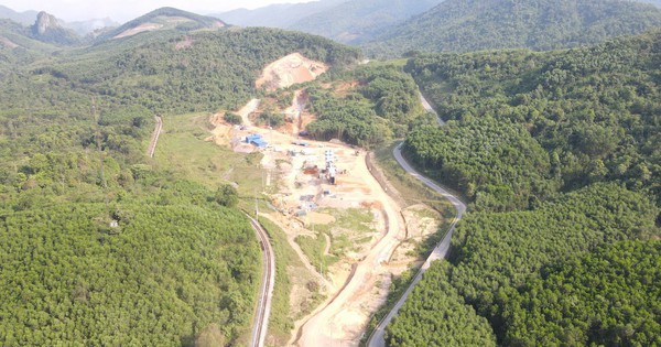 Des ouvriers construisent des cabanes dans la forêt et retirent des bouchons pour ouvrir la ligne de chemin de fer à travers le col de Khe Net