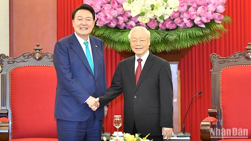 General Secretary Nguyen Phu Trong receives President of the Republic of Korea Yoon Suk Yeol. (Photo: DANG KHOA)