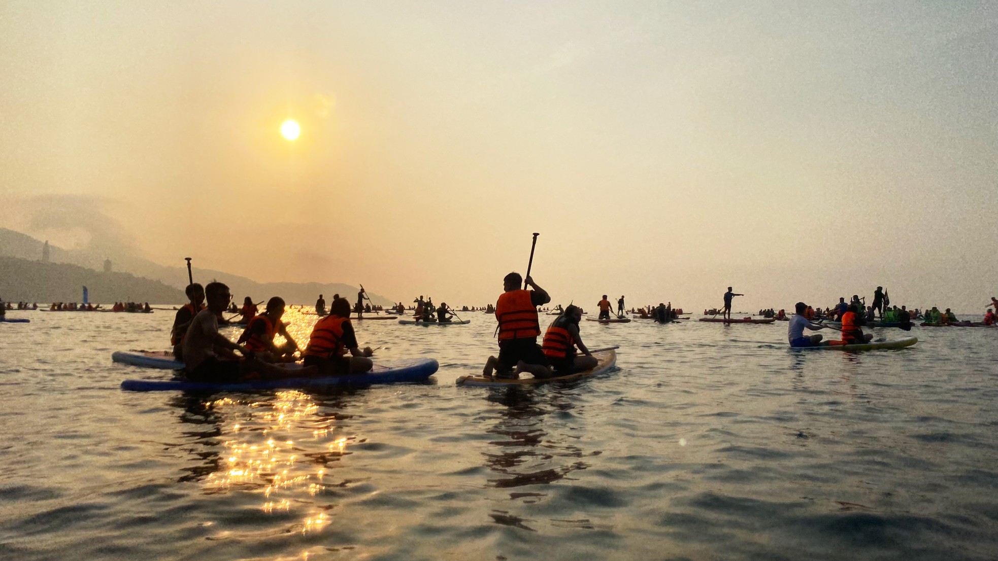 Young people eagerly paddle Sup to watch the sunrise on Da Nang beach photo 4