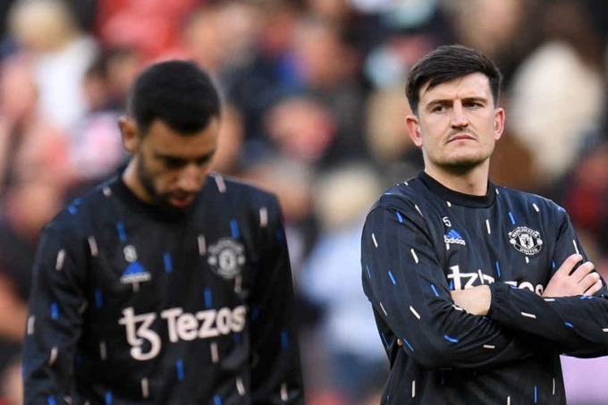 Maguire admitió una vez que se sintió muy decepcionado cuando el entrenador Ten Hag le quitó la capitanía y se la dio a Bruno Fernandes. Foto: AFP