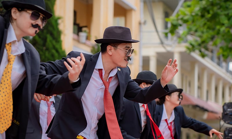 Los profesores bailan con entusiasmo, los estudiantes están emocionados.