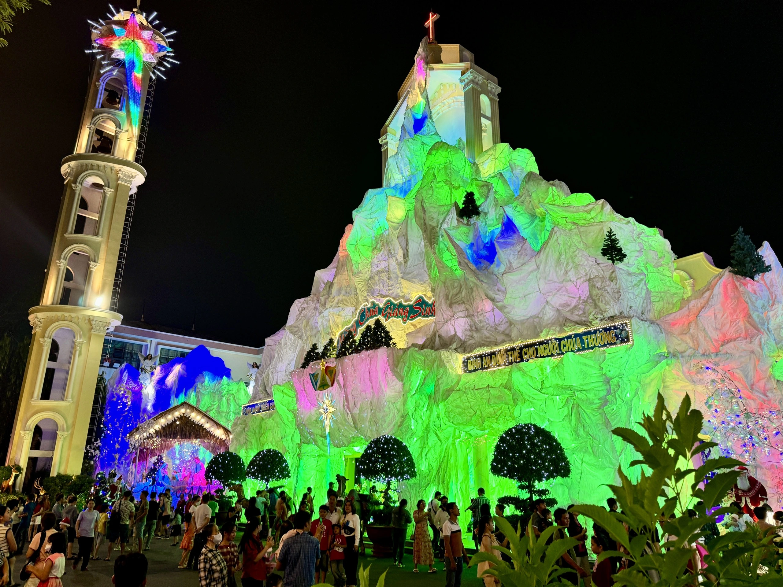 Weihnachten 2024: Das größte katholische Dorf in Ho-Chi-Minh-Stadt ist am Abend des 23. Dezember voller Menschen, die kommen, um Spaß zu haben und Fotos zu machen.