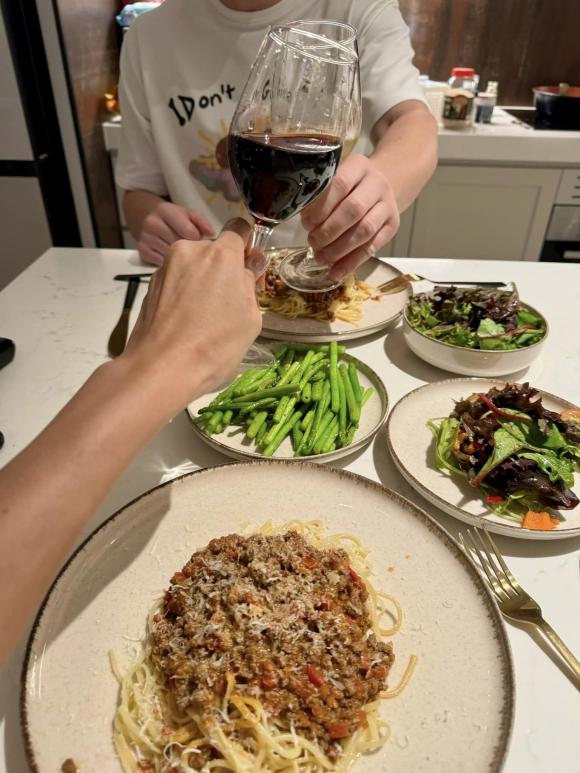 Minh Tu cooks for her husband. Photo: Character's Facebook
