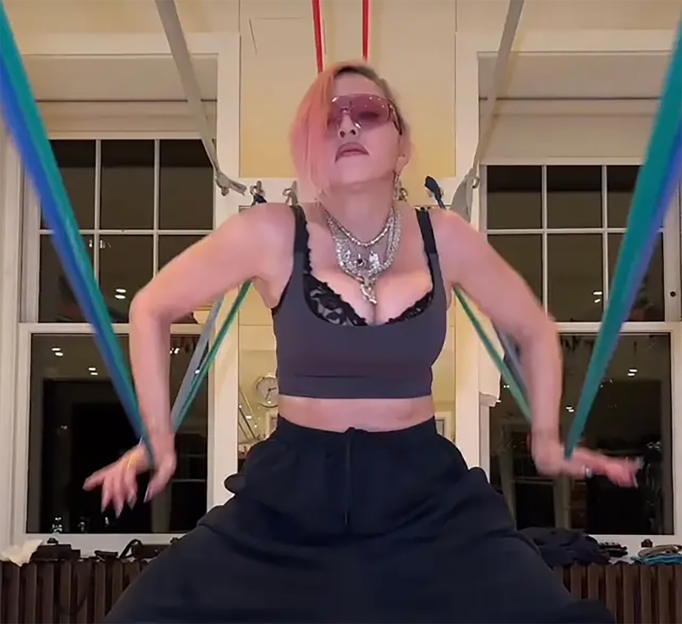 Madonna nhập viện vì bung hết sức 'chơi tới bến' với sao trẻ như Taylor Swift, Pink - Ảnh 2.