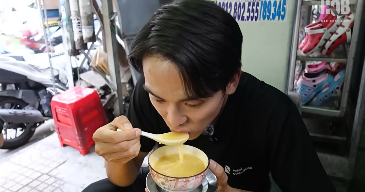 Korean tourists sitting on the sidewalk in Ho Chi Minh City eat a strange dish made from raw eggs, praising it as delicious.