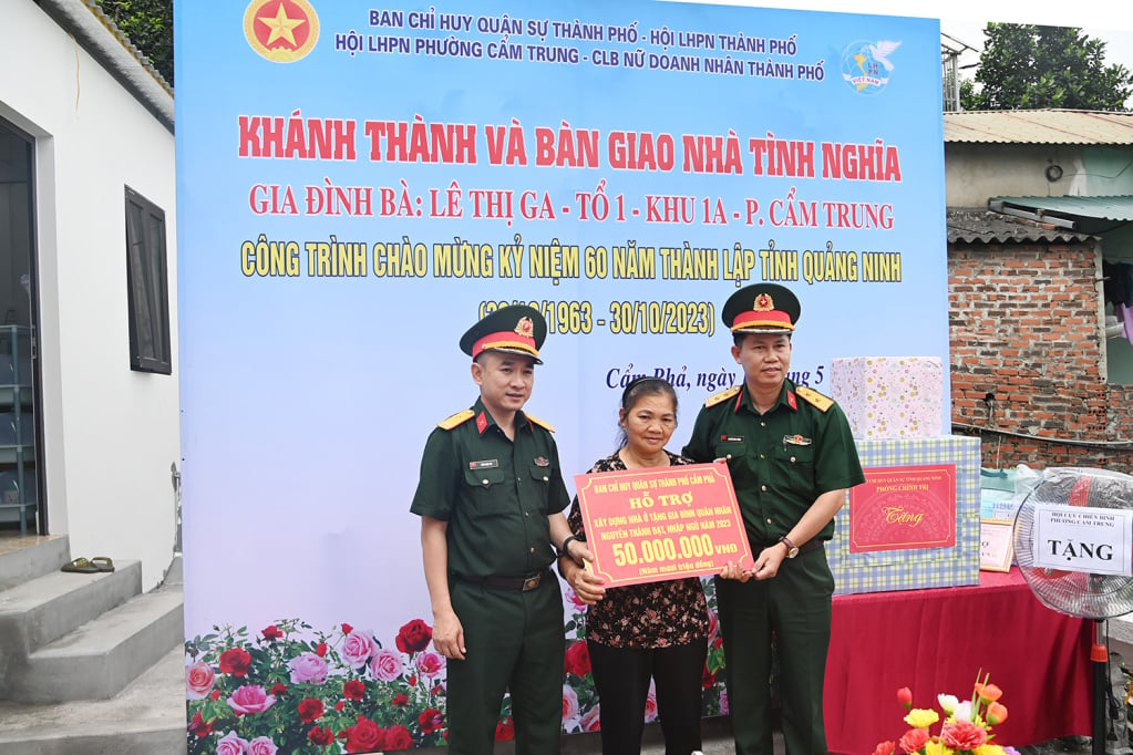 Cam Pha City Military Command awarded 50 million VND in support.