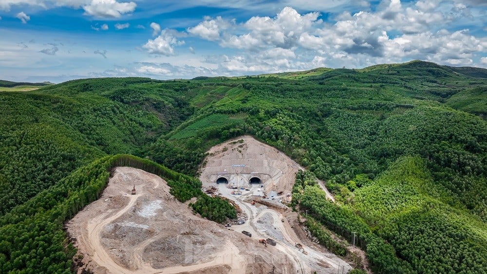 Gros plan sur la construction du plus long tunnel de montagne de l'autoroute Nord-Sud, photo 1