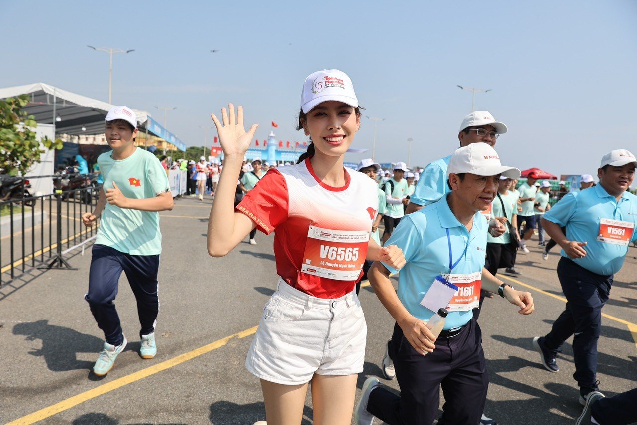 Die Zweitplatzierte Phuong Anh und ihr Mann liefen 10 km, Miss Thuy Vi erreichte beim Tien Phong Marathon 2024 problemlos das Ziel, Foto 10