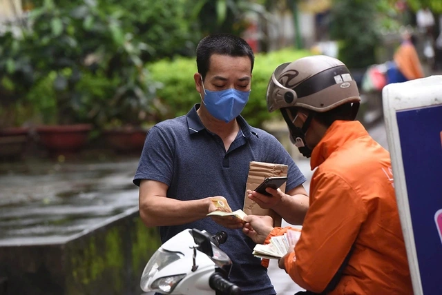 Hàng ngoại giá rẻ tràn vào VN nhờ miễn thuế