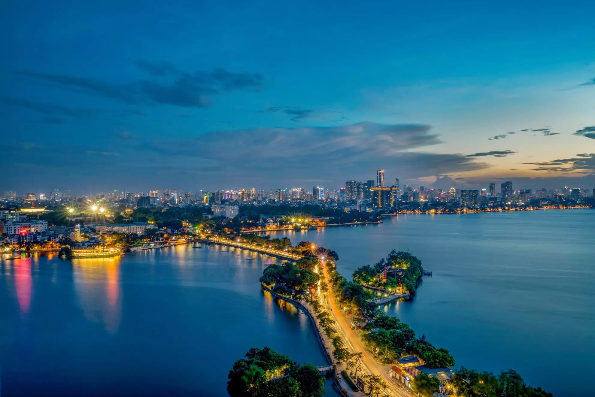 Lugares de registro tan hermosos que olvidarás el camino a casa en el cielo otoñal de Hanoi.