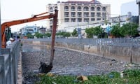 Sauvetage urgent du canal Nuoc Den rempli de déchets à Hô-Chi-Minh-Ville