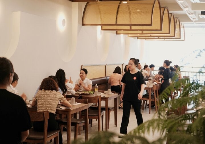 Bếp Hoa Cuisine Trung Hòa với phong cách thiết kế Đông Dương gần gũi.