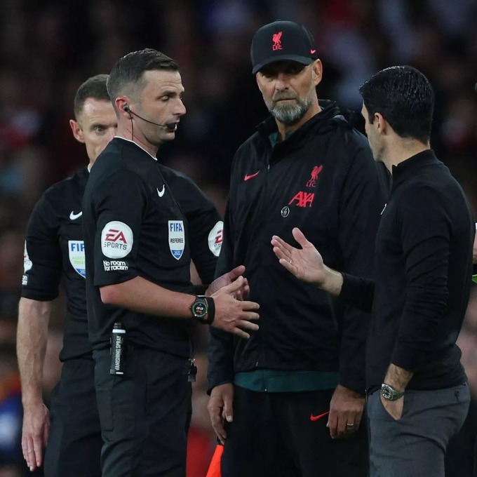 Trainer Arteta stritt sich in der zweiten Halbzeit beim Sieg des Arsenal-Vereins über Liverpool in der Premier League am 10. Oktober 2022 mit Schiedsrichter Michael Oliver und seinem Kollegen Klopp. Foto: AFP