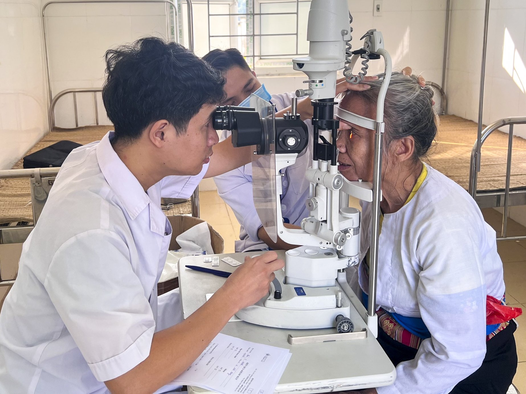 The Central Newspaper Club in Hoa Binh province coordinated to organize eye examinations and provide free medicine for people. Image 4