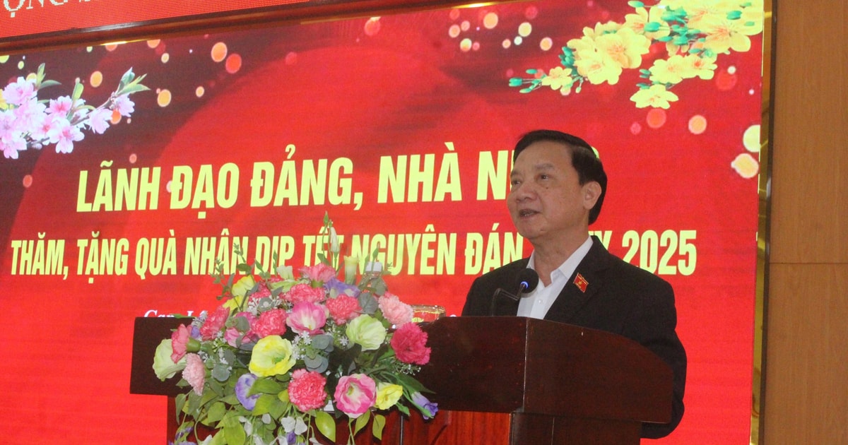 Vice Chairman of the National Assembly presents gifts to workers in difficult circumstances in Khanh Hoa