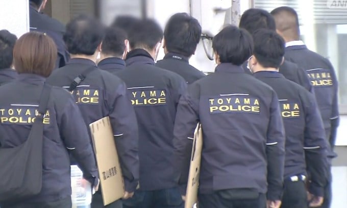 Die japanische Polizei durchsucht einen Ort in der Stadt Toyama. Foto: Abema News