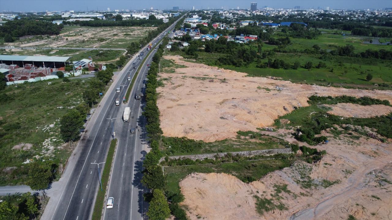 Đoạn đường trùng với Mỹ Phước Tân Vạn này đã được đầu tư xây dựng 6 làn xe chạy từ điểm đầu ngã ba Tân Vạn đến đầu thành phố Thủ Dầu Một.